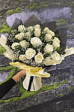 🤍 21 Beyaz Gül Üçgen Tasarım Buket – Saf Sevginin Zarif Hali 🌿