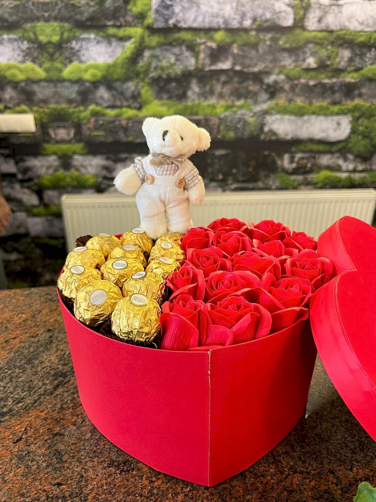 WhatsApp Görsel 2025-10-08 saat 16.34.29_cb2d9785 ❤️Kırmızı Kalp Kutuda Sabun Gül-Çikolata Aranjmanı 🍫🐻 - Görsel 1