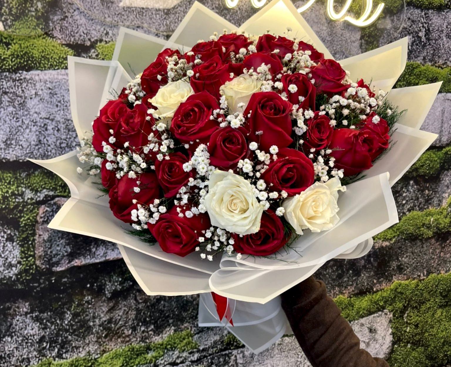 🌹 Kırmızı Beyaz Aşk Buketi – 41 Adet Gül Zarafeti 💫