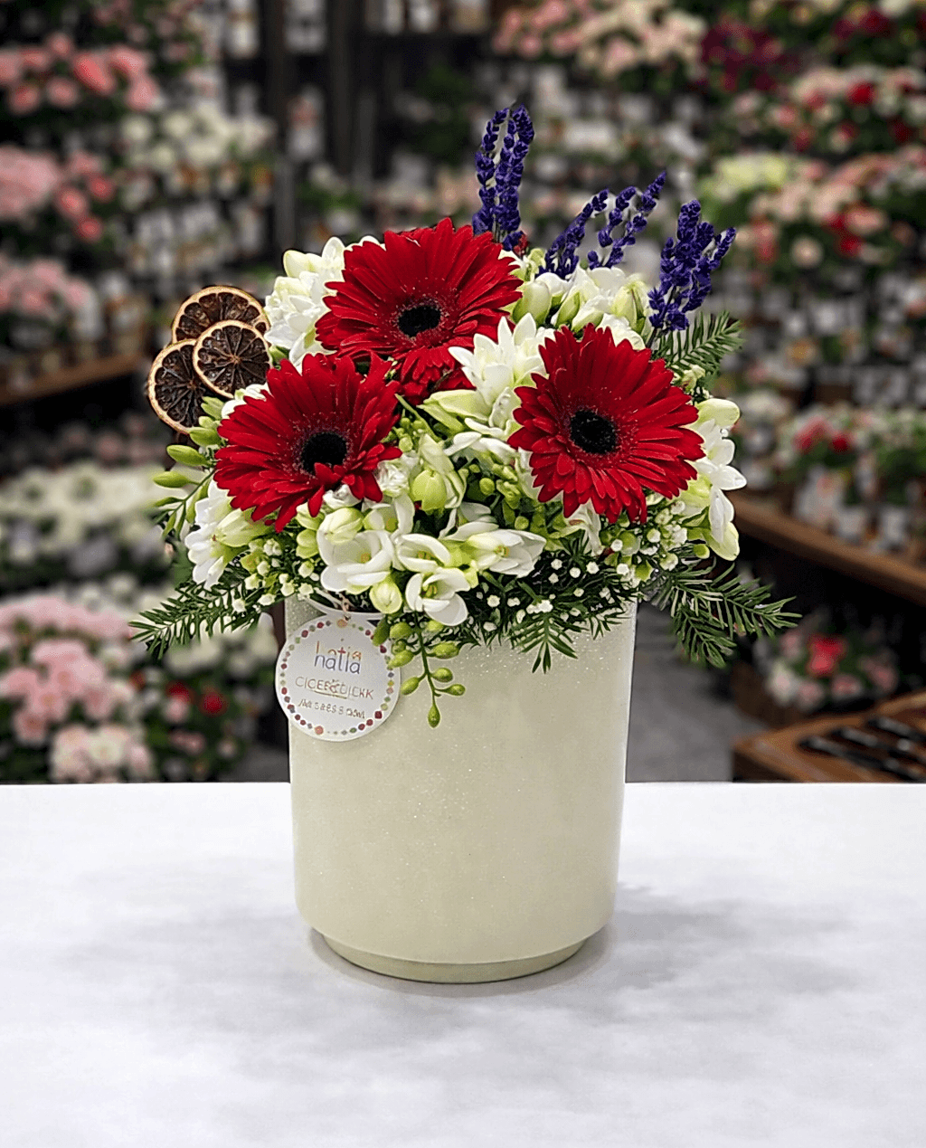 73a82729-302c-45dc-b8f2-0893c673367a ❤️ Kırmızı Gerbera & Beyaz Frezya Aranjmanı - Görsel 1